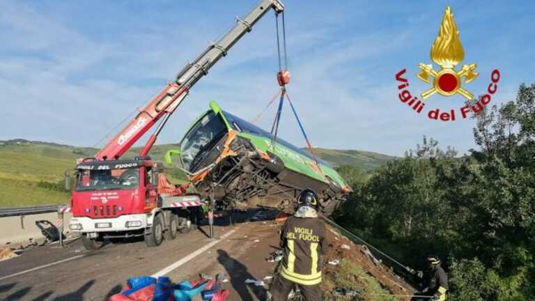 Galleria foto 'Era partito da Lecce il Flixbus finito in una scarpata in Irpinia: un morto e 14 feriti il bilancio' - foto 1
