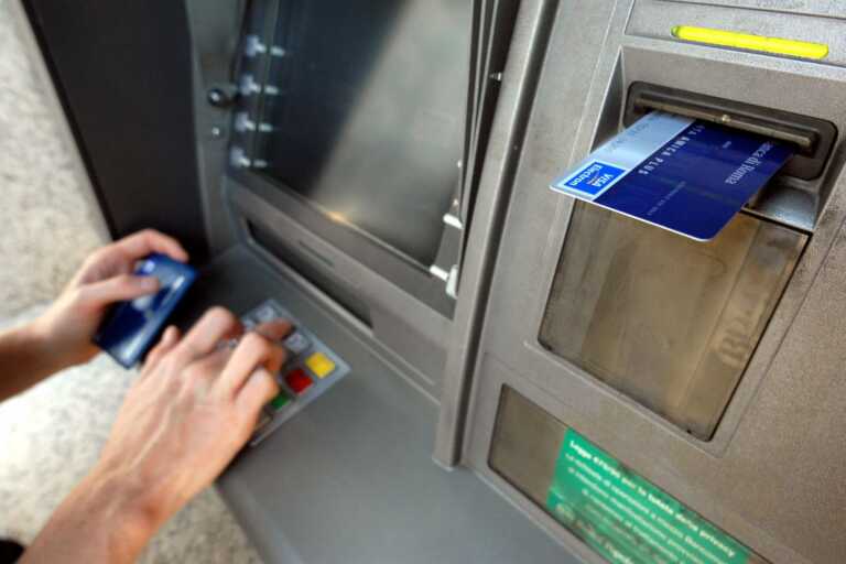 Banche sempre più ricche e famiglie più povere. Crollano i depositi: in Puglia persi 469 milioni