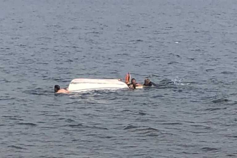 Galleria foto 'Bari, una barca si ribalta al largo di Santo Spirito: passeggeri tratti in salvo dai passanti e dalla Polizia locale' - foto 1