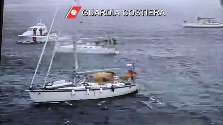 Galleria foto 'Barche a vela in difficoltà nelle acque del Salento: guidate in porto dal personale della capitaneria di porto' - foto 1