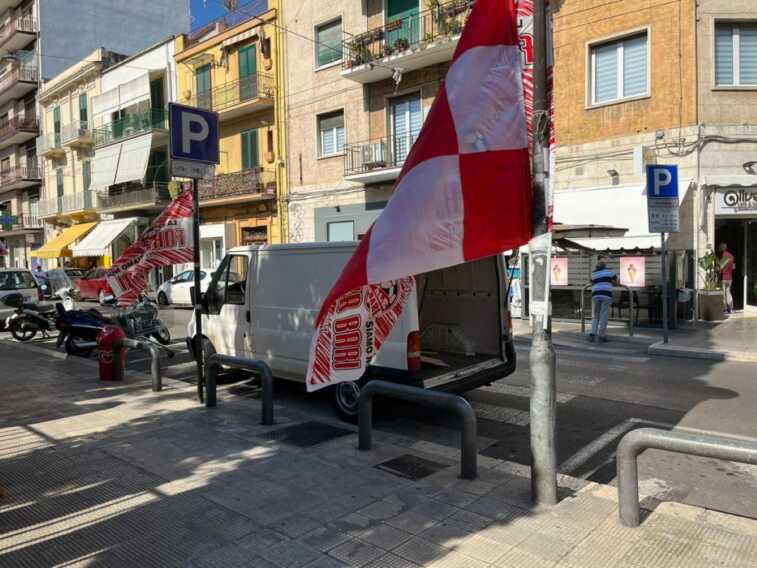Bari in trepidazione: la città si colora di bianco e rosso per i tifosi «un’emozione incredibile» – VIDEO