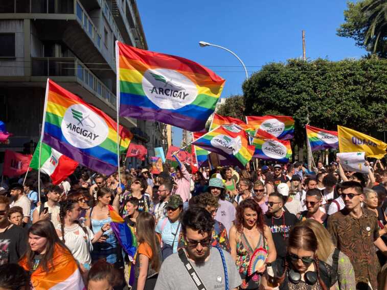 L'”onda arcobaleno” attraversa Bari: i manifestanti cantano “Bella ciao” davanti alla prefettura – FOTO
