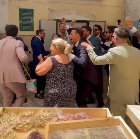 A Bari sale la febbre da finalissima, anche Nunzia festeggia al grido di «RiprendiamolA» – VIDEO