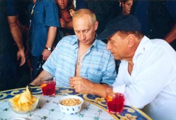 Galleria foto 'Berlusconi, da Merkel a Putin: la diplomazia del cucù tra gaffe e battute – Video' - foto 1