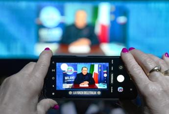 Galleria foto 'Berlusconi è morto, ecco che fine fa simbolo FI' - foto 1