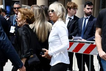Galleria foto 'Berlusconi, in Duomo da Parietti a De Filippi in bianco come piaceva al Cav' - foto 1