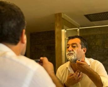 Galleria foto 'Berlusconi, l’omaggio di Salvini: via la barba per Silvio' - foto 1