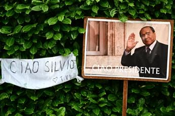 Galleria foto 'Berlusconi, “lutto nazionale inopportuno”: da Bindi a Crisanti chi dice no' - foto 1