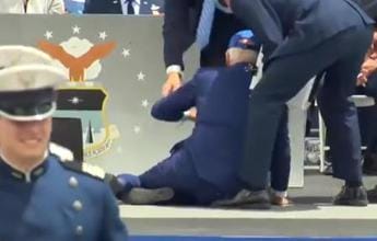 Galleria foto 'Biden, caduta durante cerimonia Air Force – Video' - foto 1