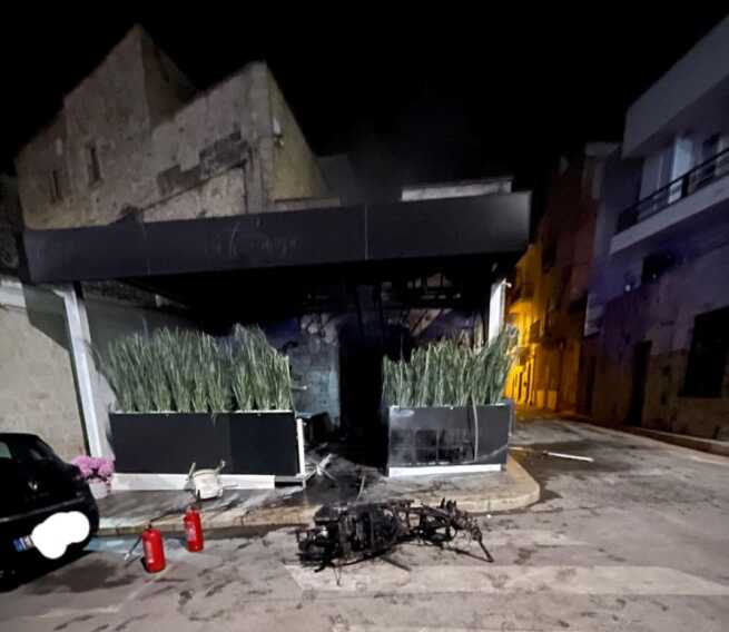 Incendio doloso a Bitritto, fiamme partite da uno scooter rubato: distrutto bar in piazza – FOTO