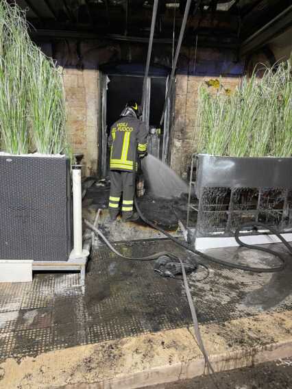 Galleria foto 'Incendio doloso a Bitritto, fiamme partite da uno scooter rubato: distrutto bar in piazza – FOTO' - foto 2
