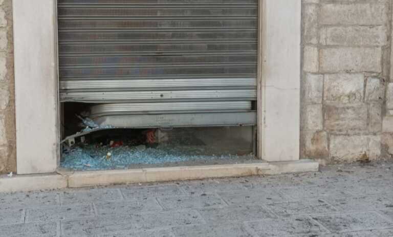Andria, un ordigno esplode davanti a un negozio in via Bovio: danni alla struttura, nessun ferito