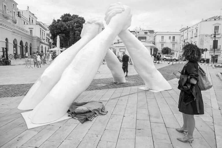 Galleria foto 'Mani intrecciate alte 15 metri per creare ponti, non barriere: a Vieste l’opera di Lorenzo Quinn' - foto 1