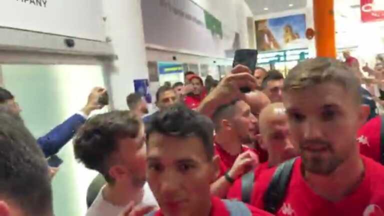 Bari, sale l’entusiasmo in casa biancorossa: l’accoglienza dei tifosi per la squadra di ritorno da Cagliari – VIDEO