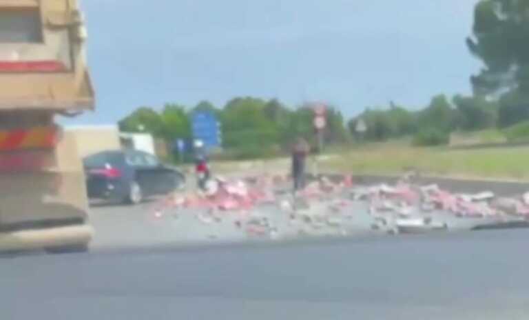 Si ribalta un camion di bevande sulla Statale 100: strada invasa dalle bottiglie. Traffico in tilt – VIDEO