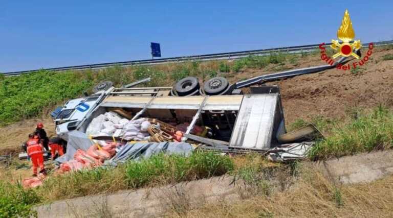 Galleria foto 'Francavilla Fontana: un camion si ribalta sulla strada statale 7. L’autista resta incastrato tra le lamiere' - foto 1