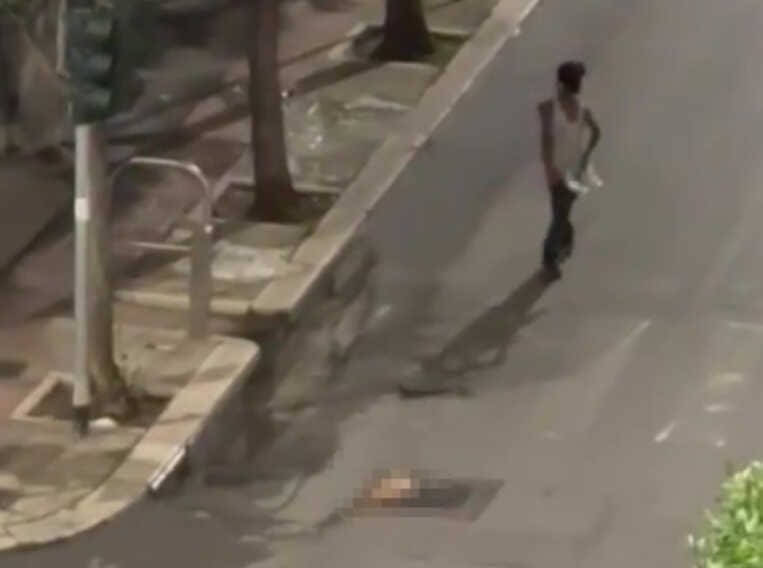 Galleria foto 'Bari, cammina con un un cagnolino morto al guinzaglio. Le guardie zoofile: «Raccapricciante»' - foto 1