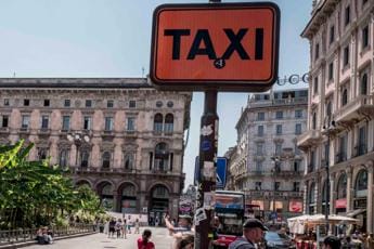 Galleria foto 'Caos taxi, la proposta: “Doppi turni e licenze temporanee per turismo o grandi eventi”' - foto 1