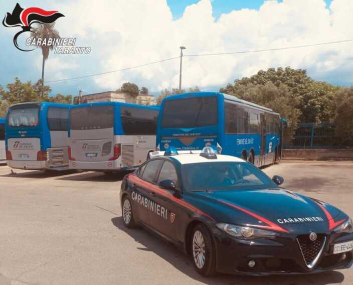 Ruba un portafogli su un autobus a Taranto: 53enne incastrato dalle telecamere del mezzo