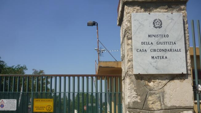 Matera, poliziotto aggredito con pugni al volto da un detenuto: ferite guaribili in 25 giorni