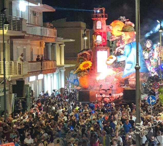 Bagno di folla per il Carnevale estivo di Massafra: 30 mila spettatori alla serata finale