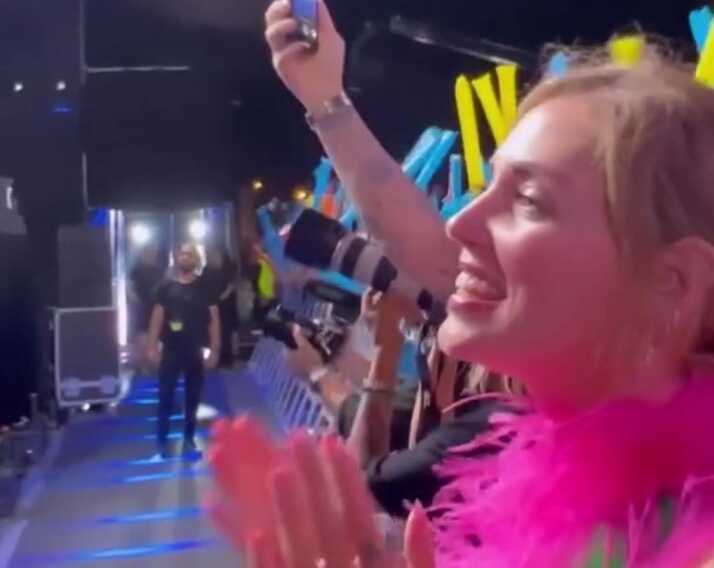 Battiti, Chiara Ferragni canta “Disco Paradise” con i fan. E a Fedez: «Sono la tua groupie numero 1» – VIDEO
