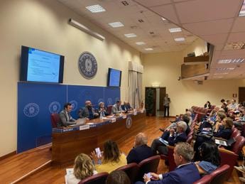 Galleria foto 'Cicchetti (Univ. Sacro Cuore): “A livello finanziario bisogna trattare i vaccini come armi libera risorse’' - foto 1