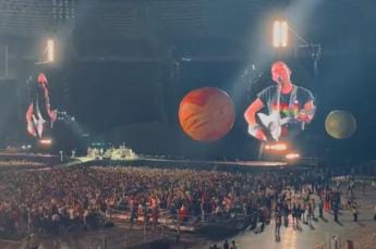 Galleria foto 'Coldplay a Napoli, Chris Martin canta ‘Napule è’: fan in delirio al Maradona – Video' - foto 1