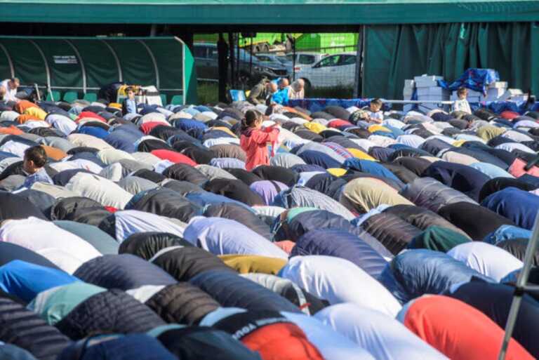 La comunità islamica prega in piazza a Bari per la festa del sacrificio