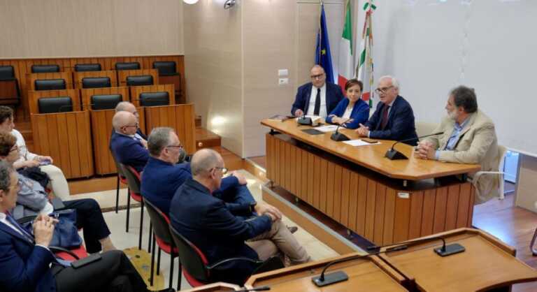 La clinica per lavoratori migranti è best practice per l’Oms. Emiliano: «Premio a modello d’accoglienza» – VIDEO