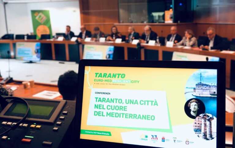 Entra nel vivo la tre giorni tarantina a Bruxelles, Emiliano: «Parte la sfida per il futuro della città» – VIDEO
