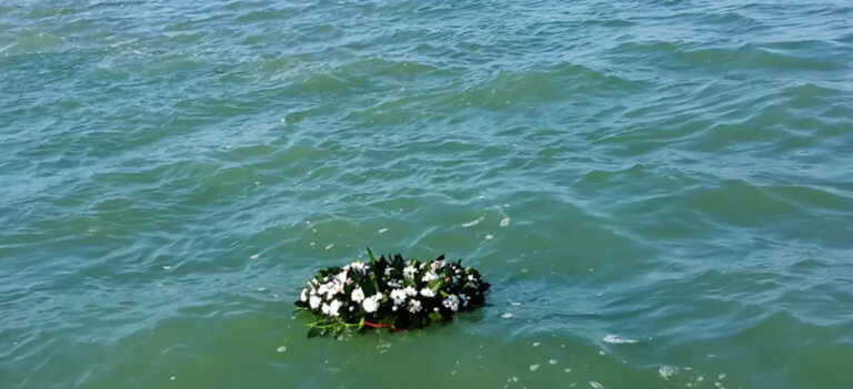 Lecce, l’appello del vescovo ai turisti: «Davanti al mare pregate per i migranti morti in queste acque»