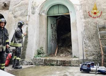 Galleria foto 'Cosenza, crollano solai in palazzo a Corigliano Calabro: un ferito' - foto 1