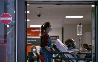 Galleria foto 'Covid Italia, casi e morti in calo nell’ultima settimana' - foto 1
