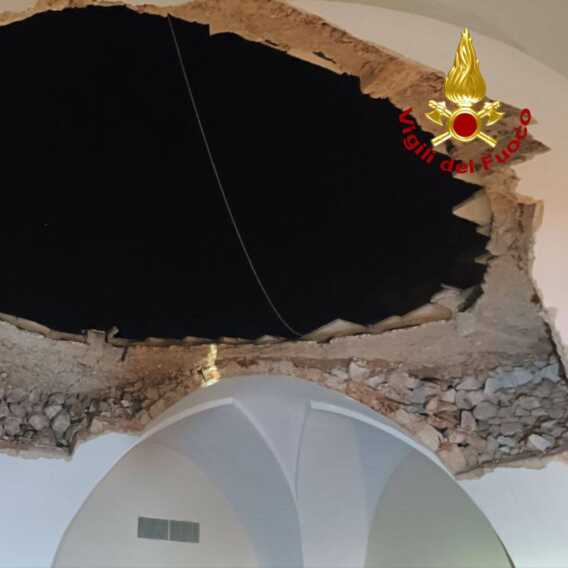 Galleria foto 'Specchia, crolla il solaio di una struttura adibita in passato a ristorante: non ci sono feriti' - foto 1
