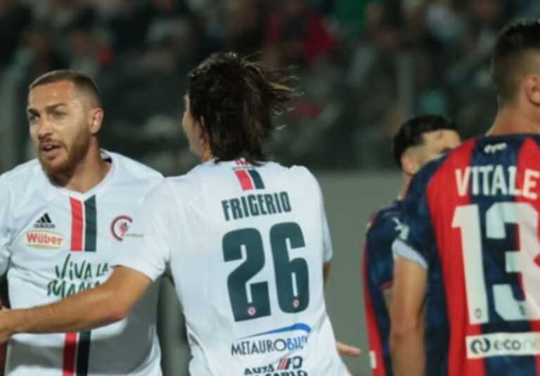 Il Foggia fa festa: a Crotone un pareggio che vale il passaggio del turno. Ora c’è il Pescara di Zeman