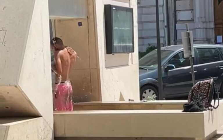Bari, fa la doccia sotto una fontana in corso Cavour: le immagini virali sui social – VIDEO