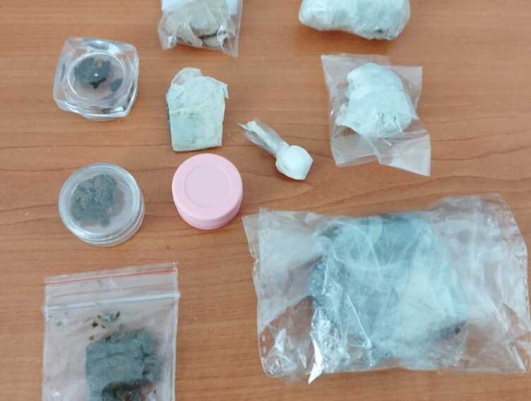 Nascondeva droga nei mobili della propria abitazione: 19enne arrestato a Laterza