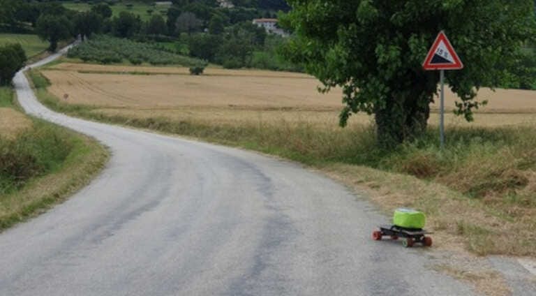 Dal Brennero a Santa Maria di Leuca, 1.430 chilometri in e-skate: l’impresa di Stefano Rotella