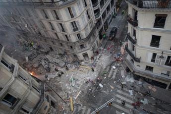 Galleria foto 'Esplosione Parigi, soccorritori al lavoro per cercare i dispersi' - foto 1