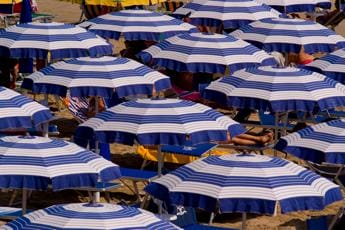 Galleria foto 'Estate, stangata sotto l’ombrellone: “Prezzi in spiaggia alle stelle”' - foto 1