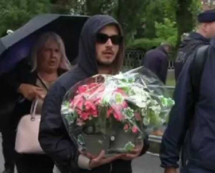 Fiori da Altamura, una dedica da Pulsano: gli omaggi a Berlusconi davanti a Villa San Martino