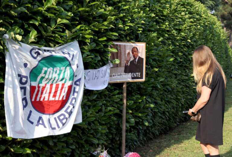 A Potenza un maxischermo per assistere ai funerali di Stato di Silvio Berlusconi