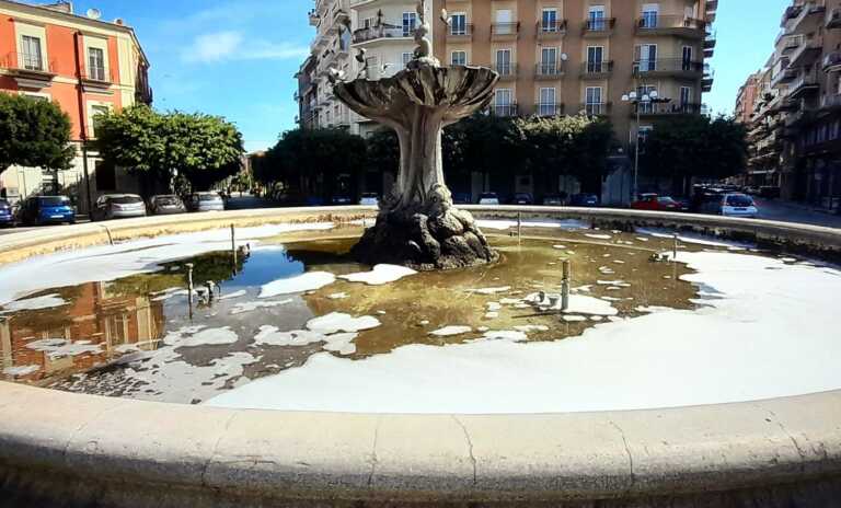 Imbrattarono la fontana della stazione a Barletta: quattro giovani chiedono scusa al sindaco e alla città