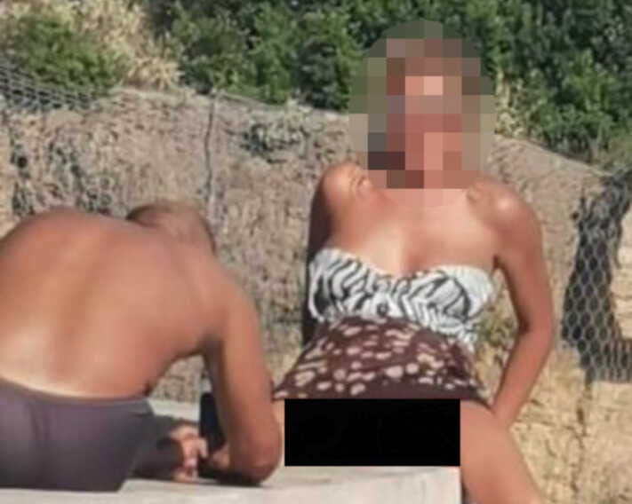 Castro, il panorama è “hot”: con l’Adriatico sullo sfondo scatta una foto osé alla compagna