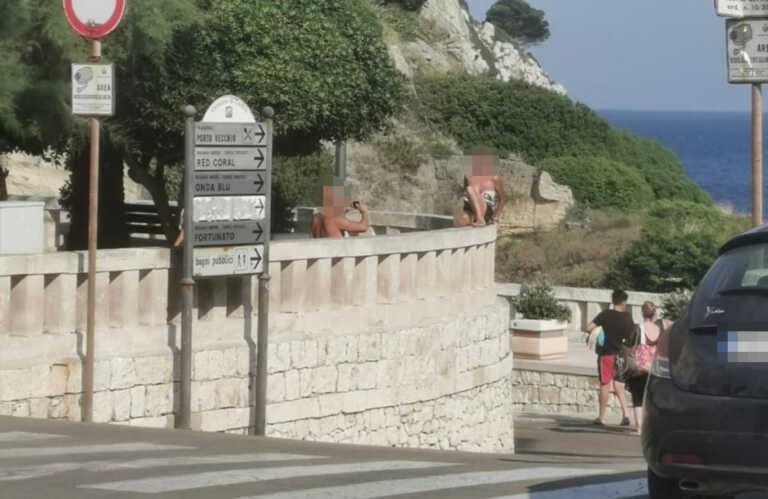 Galleria foto 'Castro, il panorama è “hot”: con l’Adriatico sullo sfondo scatta una foto osé alla compagna' - foto 1