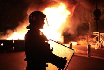 Francia, rivolte nelle banlieue: il precedente del 2005