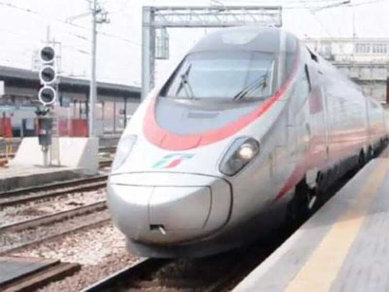 Guasto al locomotore, treno per Lecce fermo 3 ore alla periferia di Roma. Malori a bordo: «Non si respirava»