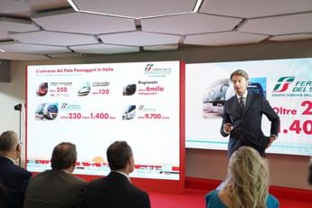 Galleria foto 'Fs: da frecce a regionali 6.660 collegamenti al giorno, 11 mila corse bus' - foto 1