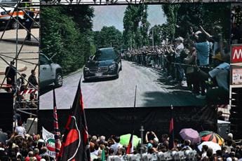 Galleria foto 'Funerali Berlusconi, partito da Arcore il corteo che attraversa Milano' - foto 1